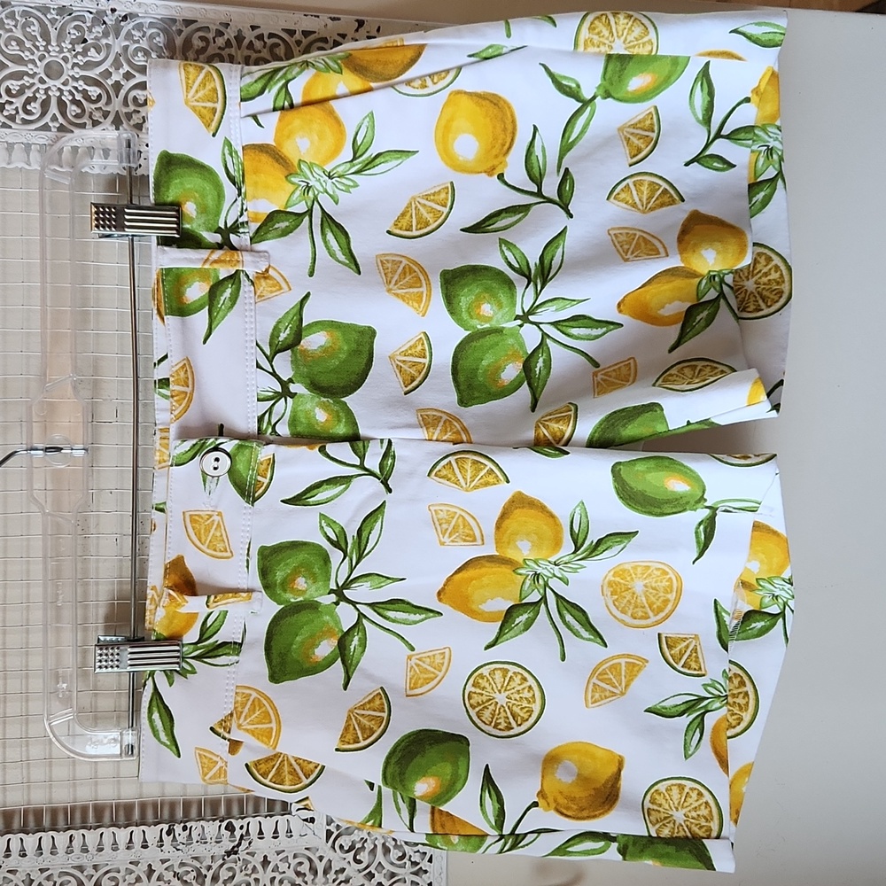 Isaac Mizrahi sz 4 Lemon Lime Summer Shorts Fruit White
